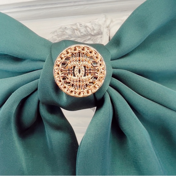 Chanel bow hair accessory, Green bow with Chanel button - Picture 3 of 3